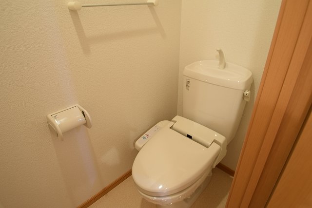 トイレ　温水洗浄便座機能付きトイレです☆
