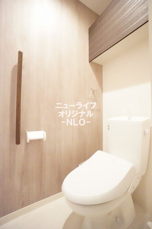 トイレ　限られた空間もアクセントクロスでお洒落に演出☆温水洗浄便座付