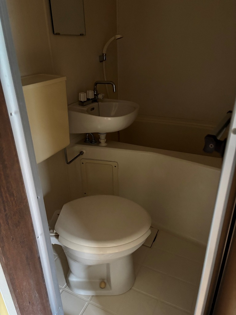バス・シャワールーム　お風呂とトイレと洗面台の３点ユニットバスです♪