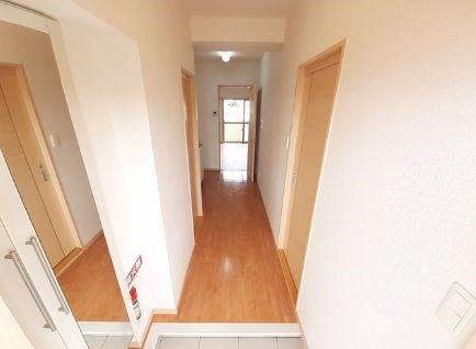玄関　類似部屋の写真となります。