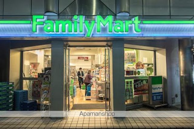 コンビニ　ファミリーマート 南青山六丁目店（コンビニ）まで296m