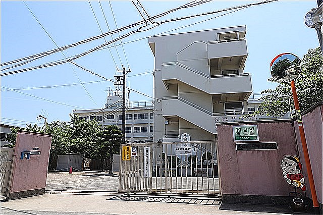 小学校　大東市立三箇小学校（小学校）まで577m