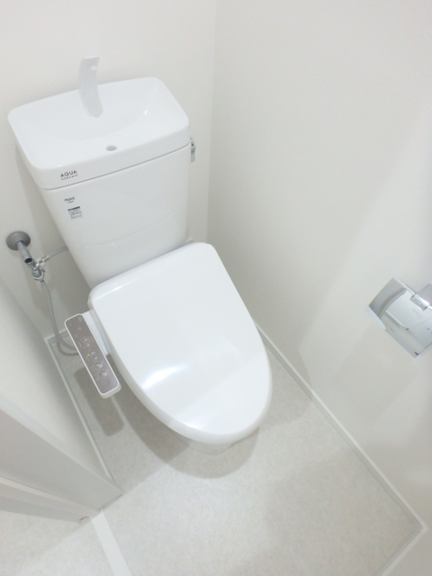 トイレ　●温水洗浄暖房便座付きの快適なトイレスペース。