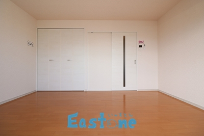 居室・リビング　使いやすい横長のお部屋。1号室は右手に窓が付きます！