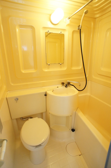 バス・シャワールーム　シャワー派には使いやすいユニットバス☆洗面台も設置済みです！