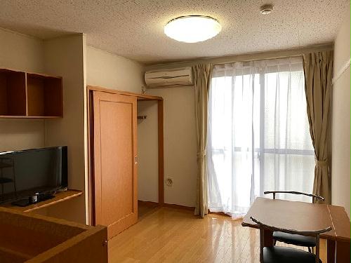 居室・リビング　1Fフローリング2F絨毯