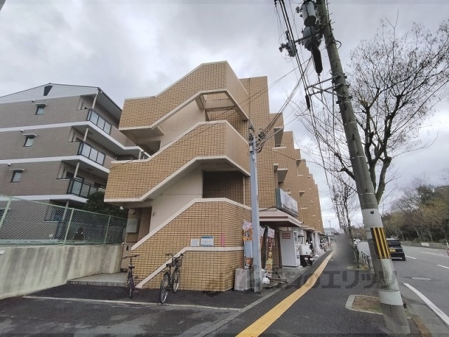 京都市西京区大枝東長町のマンションの建物外観