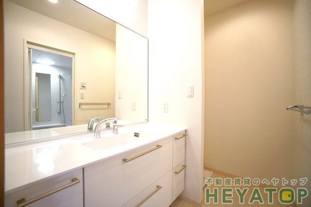 洗面設備　忙しい朝の身支度に便利な大きな洗面化粧台