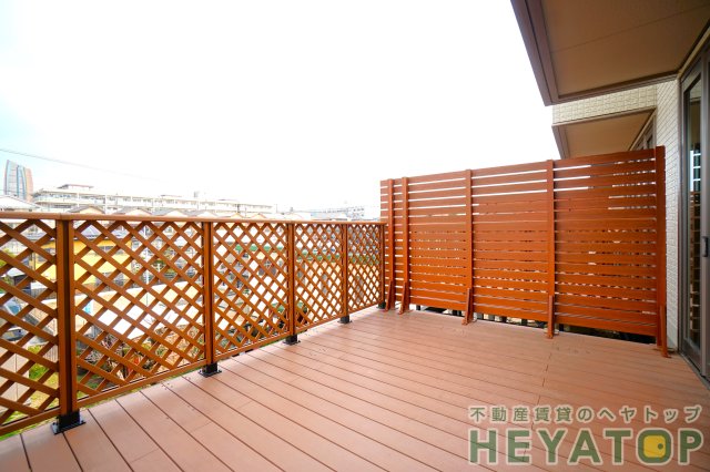バルコニー　開放感のある広々としたウッドデッキ