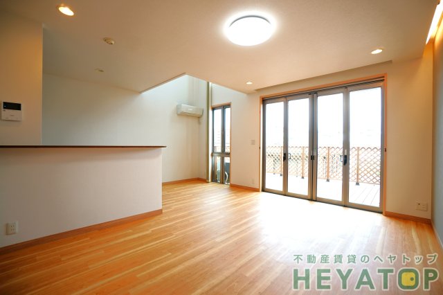 居室・リビング　ウッドデッキがある広々としたリビング