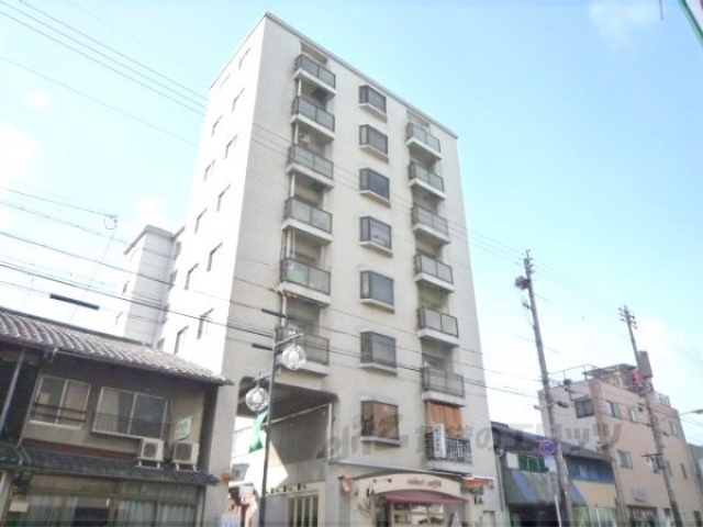 京都市上京区十四軒町のマンションの建物外観