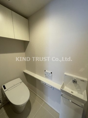 トイレ　落ち着いた色調のトイレです