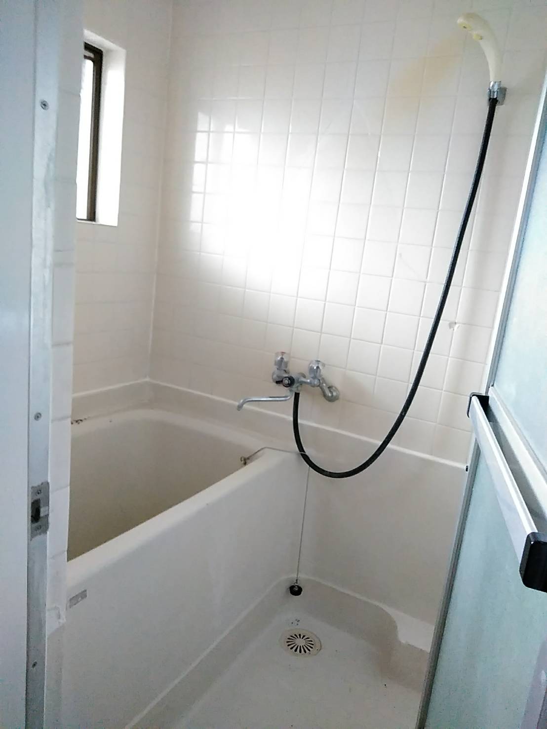 バス・シャワールーム　小窓がある為換気もバッチリ♪