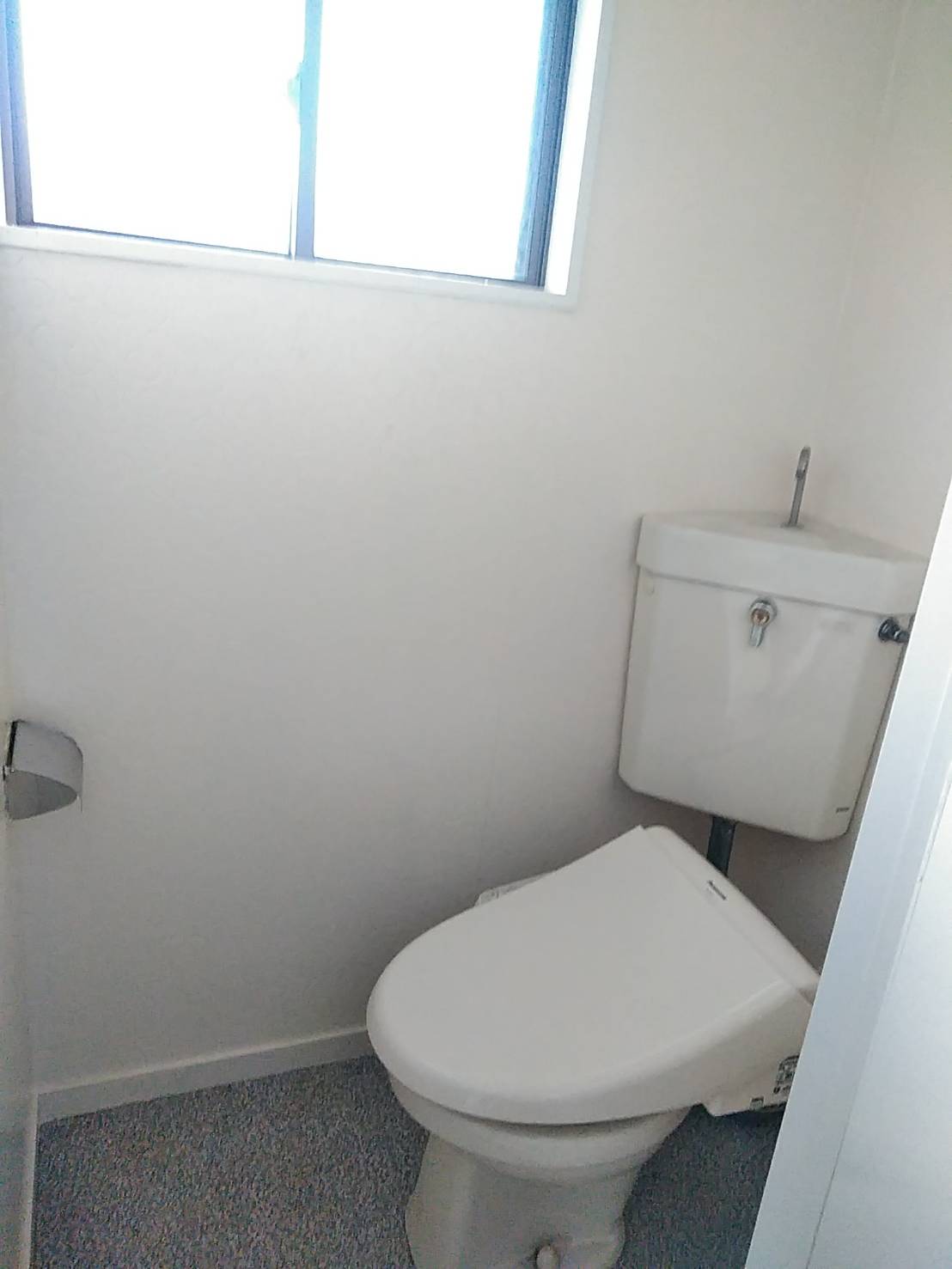 トイレ　トイレに窓があり換気も出来るのでいつでもキレイが実現します！