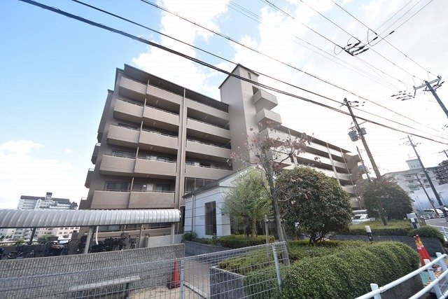 吹田市春日のマンションの建物外観