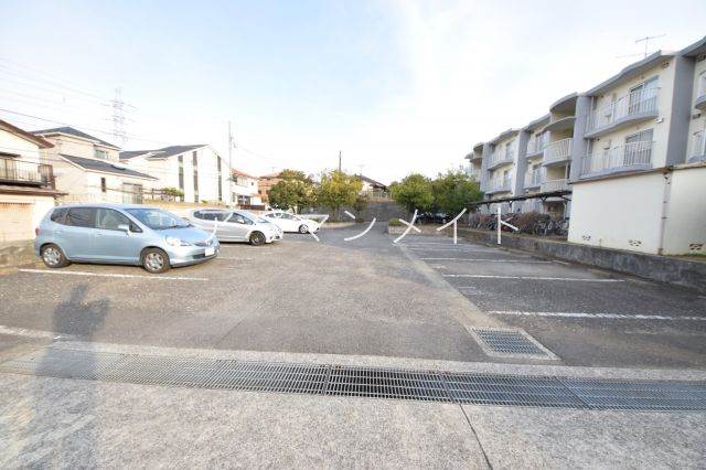 【横浜市戸塚区名瀬町のマンションの駐車場】