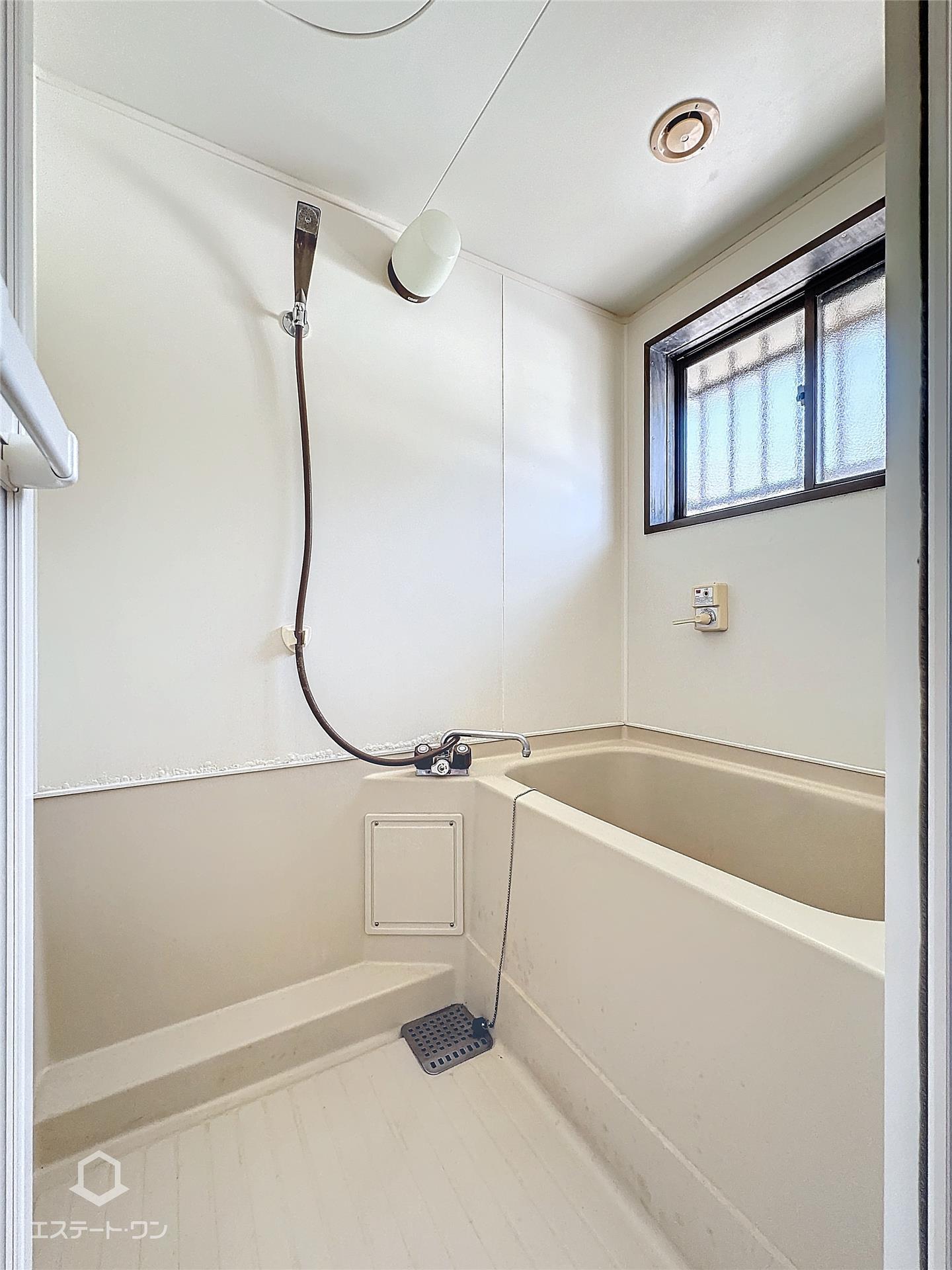 バス・シャワールーム　浴室にも窓があり換気ができて清潔に保てます◎