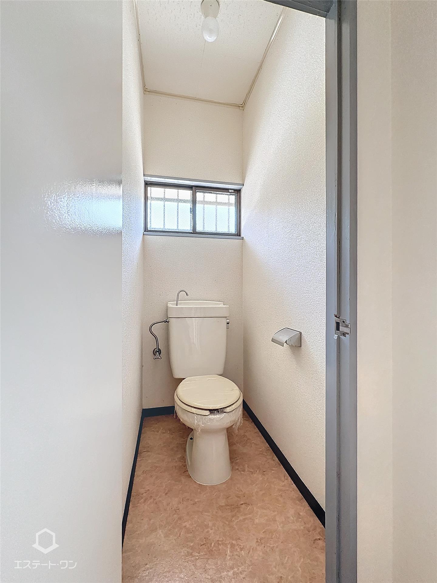 トイレ　トイレも窓付きでニオイがこもりません！