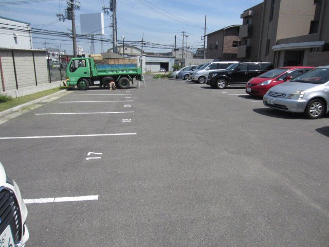 【岸和田市西之内町のマンションの駐車場】