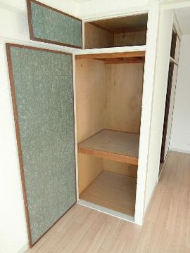 山崎第7マンション　収納　洋室収納（開）（イメージ）