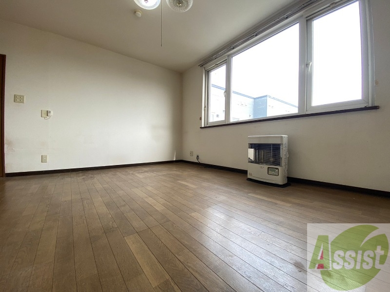 居室・リビング　リビングです。窓が大きくて明るいですね！