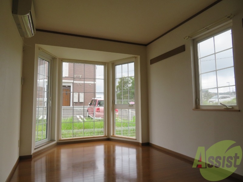 居室・リビング　玄関から階段を上がると７．５帖のダイニングです