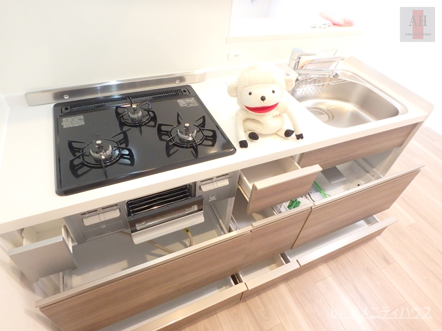 キッチン　●３口ガスコンロ・グリル付きのシステムキッチン。