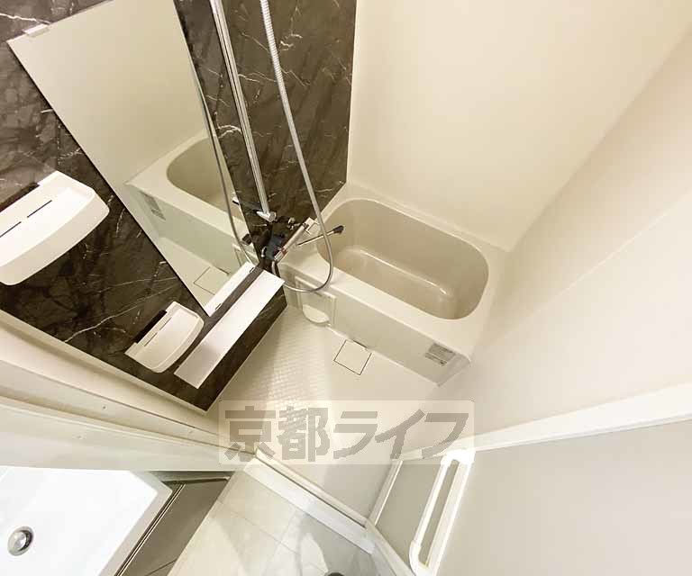 バス・シャワールーム　鏡のある便利なお風呂