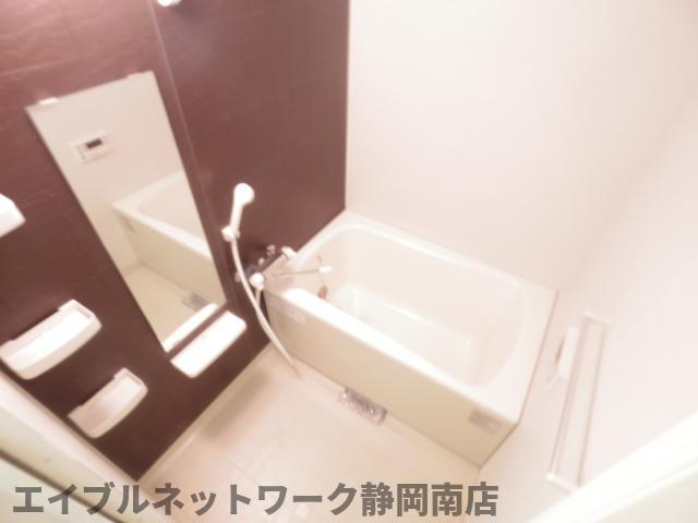 バス・シャワールーム　落ち着いた空間のお風呂です