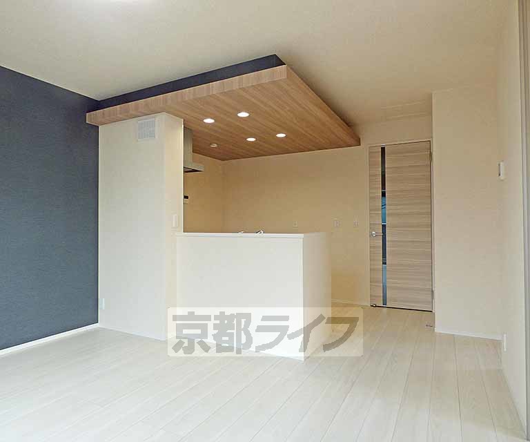 居室・リビング　白を基調とした清潔感のあるお部屋です。