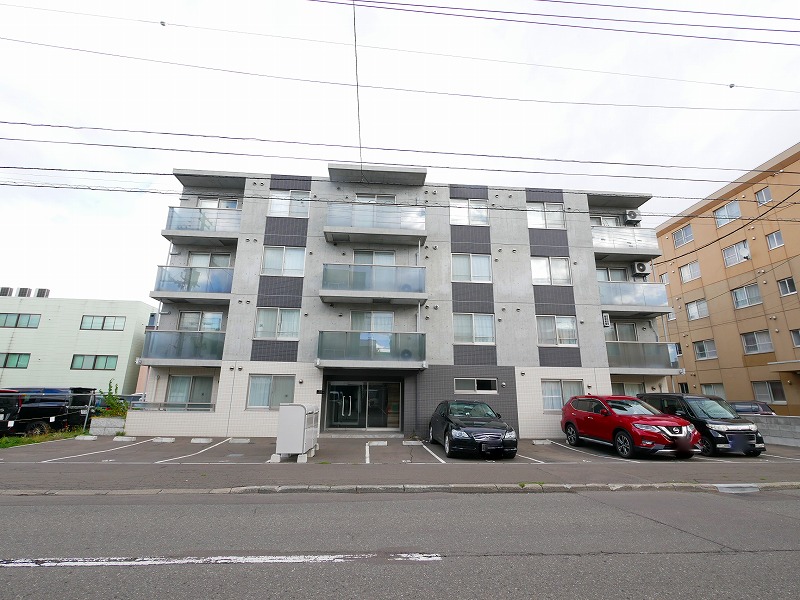 建物外観　周囲には公園も多く、環境の良い立地です♪