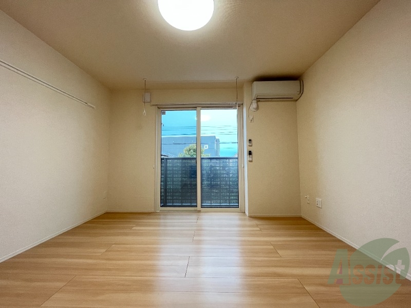 居室・リビング　大きな窓が付いていて日差しもしっかり入ります。