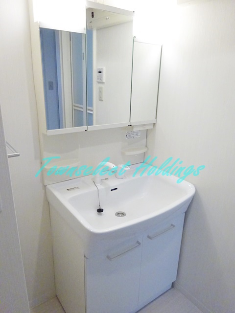 洗面設備　明るい洗面所です