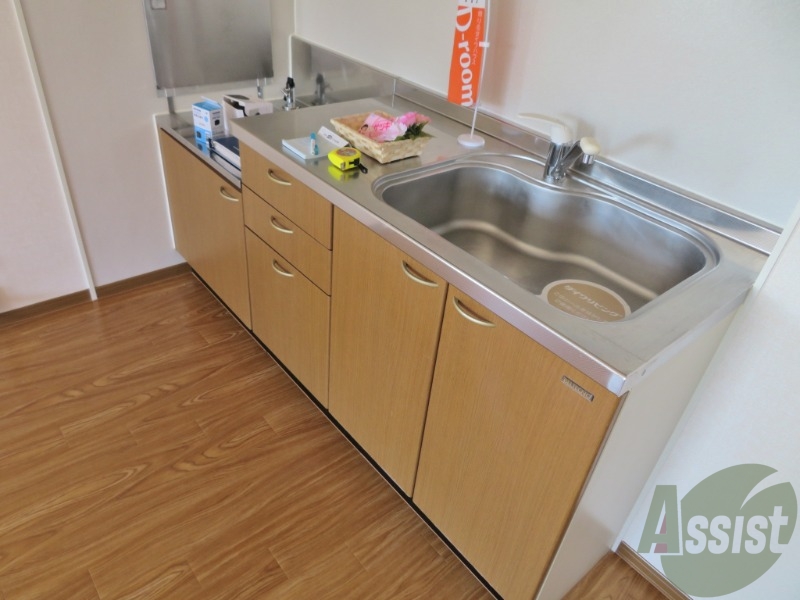 キッチン　キッチンは２口コンロも置けるくらい広々していますね、