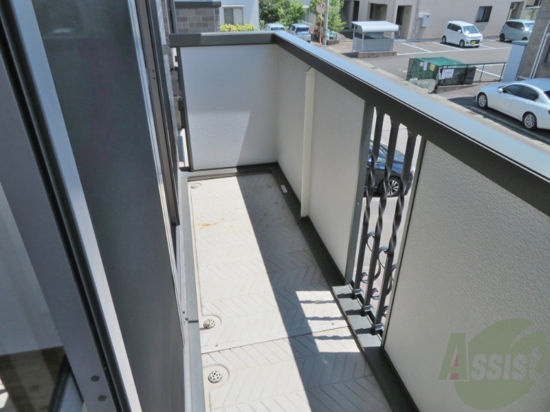 バルコニー　バルコニーはこちらです。長さも幅もちょうどいい広さですね。