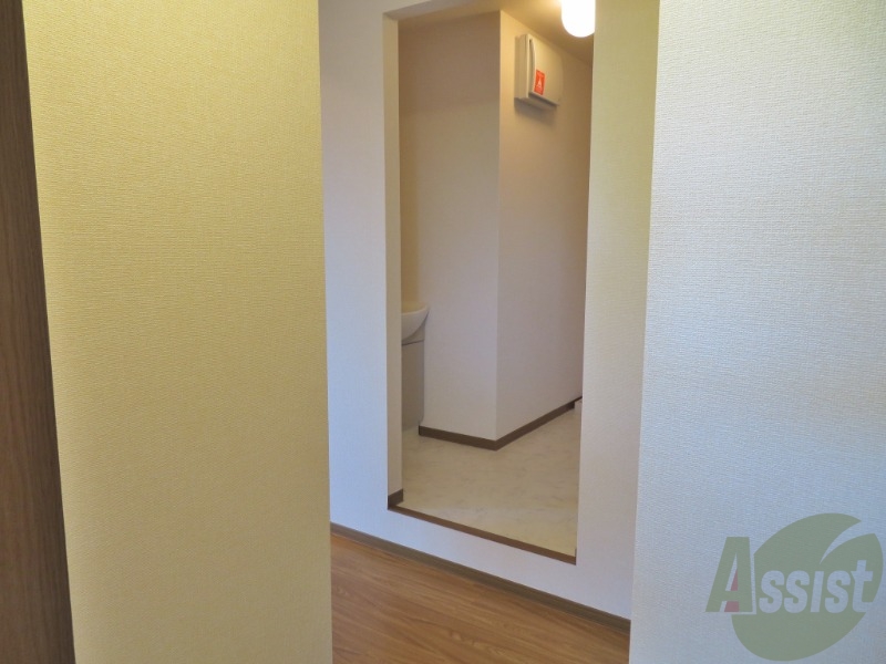 玄関　玄関から撮影しました。廊下も広々しています。