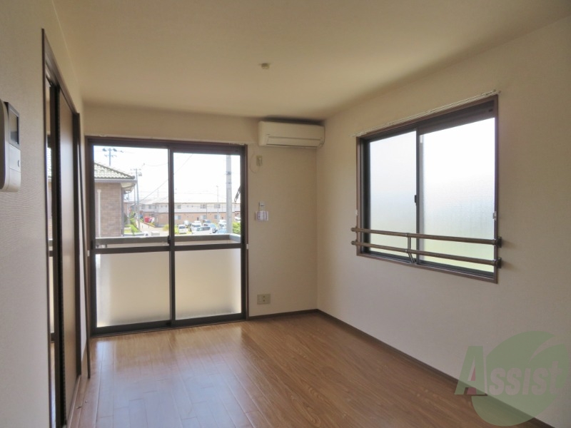 居室・リビング　コチラは９帖のダイニングキッチンです。広々していますね。