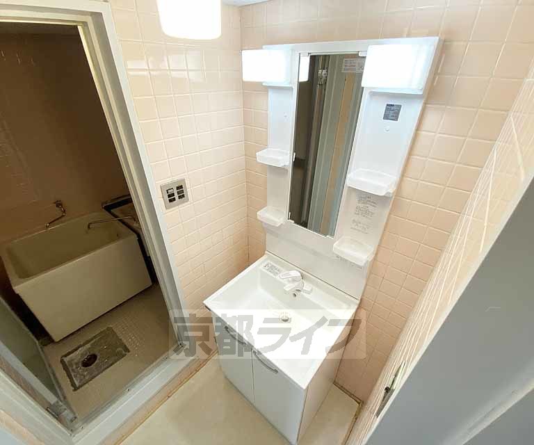 洗面設備　標準的な洗面所です。