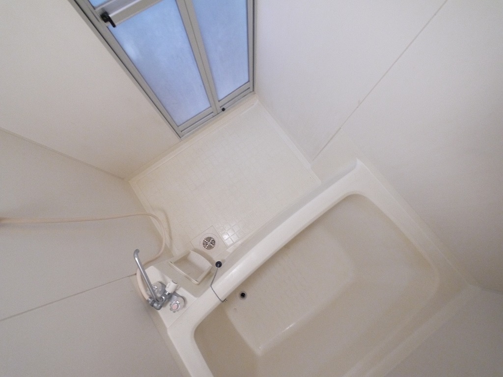 バス・シャワールーム　コンパクトで使いやすいお風呂です