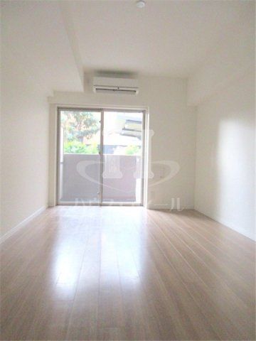 居室・リビング　別号室参考写真です