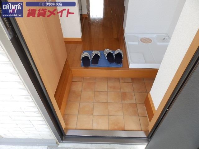 玄関　別部屋同型タイプ写真です。