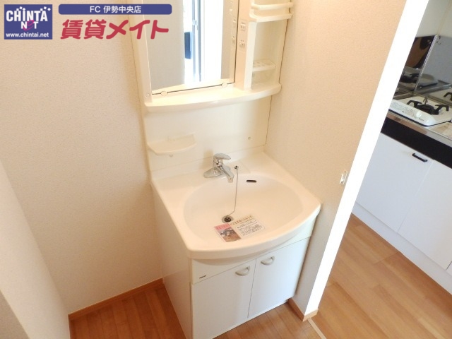 洗面設備　別部屋同型タイプ写真です。