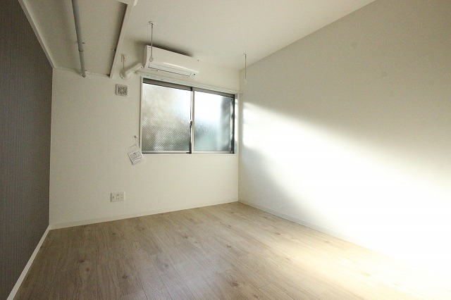 居室・リビング　同物件、別号室のものです。