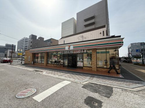コンビニ　セブンイレブン四日市諏訪町店（コンビニ）まで245m