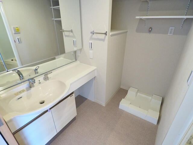 洗面設備　人気な独立洗面台です