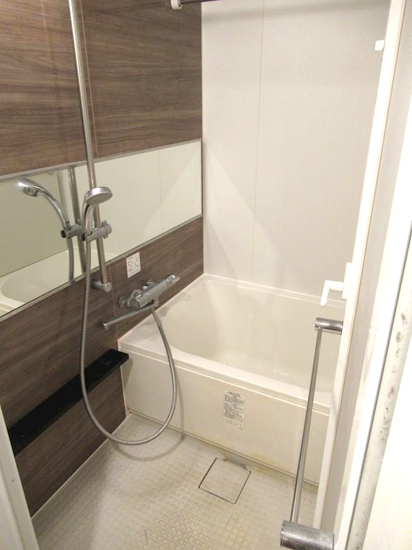バス・シャワールーム　コンパクトで使いやすいお風呂です
