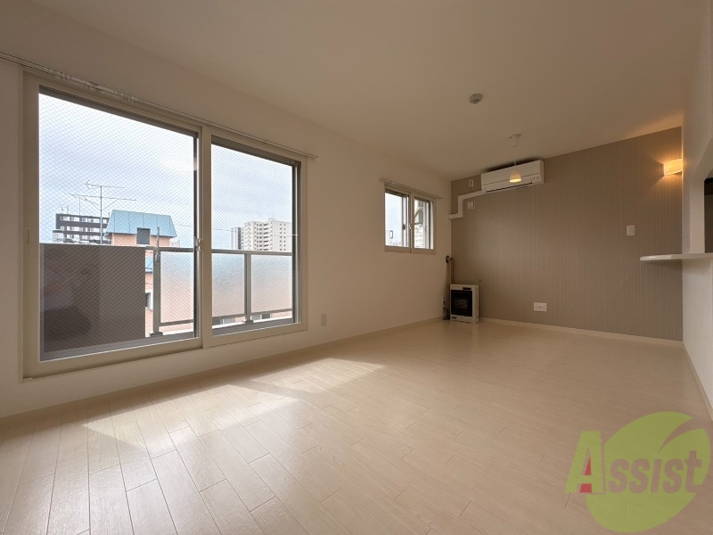 居室・リビング　広々としたリビングですね。使い勝手がよさそうですね！