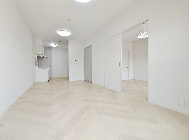 居室・リビング　ホワイトコーデされた南向リビング