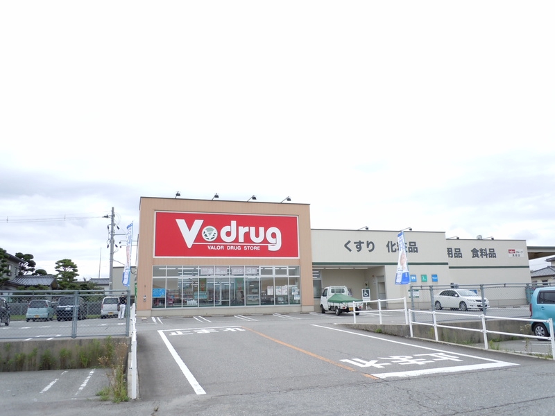 ドラックストア　vドラック黒部店（ドラッグストア）まで400m