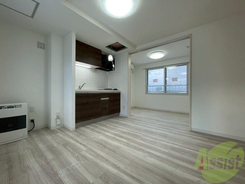 居室・リビング　木目のフローリングは落ち着きのある印象のお部屋になりますね。